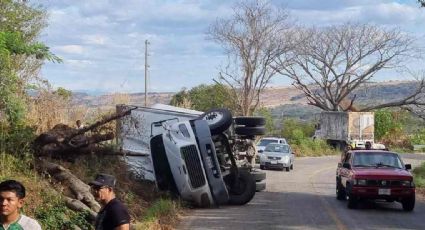 Camión que transportaba migrantes vuelca en una carretera de Chiapas; hay al menos 21 heridos