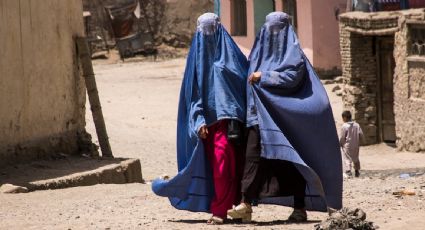 Talibanes le impiden a mujeres afganas trabajar o acceder a servicios por no estar casadas o acompañadas de un hombre de la familia