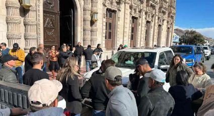 Caravana de la familia LeBarón exige en el Palacio de Gobierno de Chihuahua la localización de dos integrantes de su comunidad desaparecidos