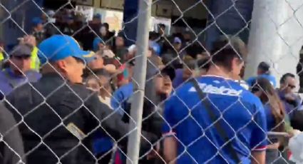 ¡Violencia en el Estadio Azul! Policía agrede y sangra a un aficionado de La Máquina