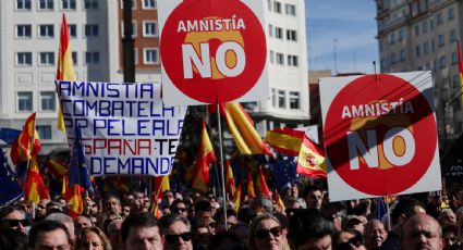 Miles protestan en Madrid contra una ley de amnistía a independentistas de Cataluña