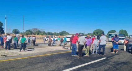 Pescadores bloquean carretera en Chiapas para exigir al gobierno de AMLO acciones contra la contaminación del litoral del Pacífico