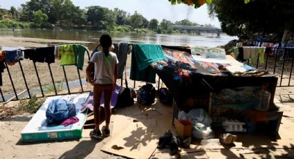 Migrantes instalan un campamento a la orilla del río Suchiate en espera de que el INM los atienda