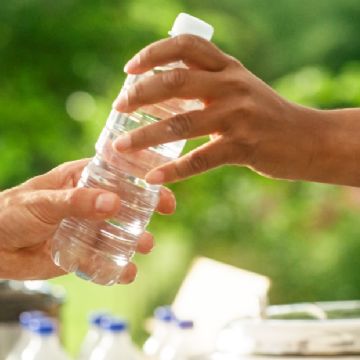 Científicos revelan que un litro de agua embotellada puede contener hasta 240 mil partículas de nanoplásticos