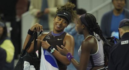 ¡Ejemplar! La tenista Coco Gauff carga la maleta de Naomi Osaka, quien se retiró de su encuentro por lesión en la espalda