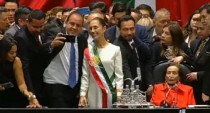 Cuauhtémoc Blanco se abre paso entre la gente para tomarse la foto del recuerdo con Claudia Sheinbaum