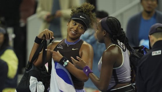 ¡Ejemplar! La tenista Coco Gauff carga la maleta de Naomi Osaka, quien se retiró de su encuentro por lesión en la espalda