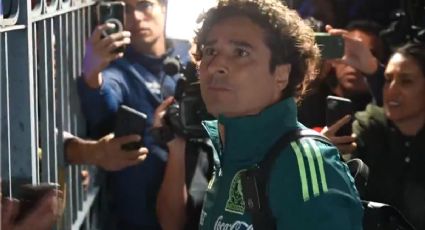 Los jugadores de la Selección Mexicana ignoran a los aficionados en su llegada a Puebla; sólo Memo Ochoa accede a convivir