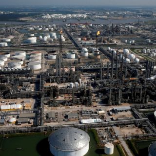 Pemex confirma derrame de diésel en Deer Park; lo atribuye a un percance entre dos buques