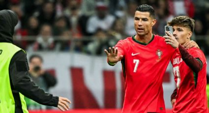 Cristiano Ronaldo detiene a un guardia de seguridad para que un aficionado se tome una foto con él en la cancha