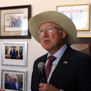 Reaparece Ken Salazar en Palacio Nacional y evita comentar sobre los “lineamientos” de comunicación