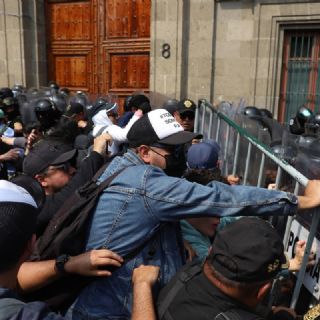 Se enfrentan policías y manifestantes del Poder Judicial tras reunión del CEO Dialogue en Palacio