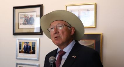 Reaparece Ken Salazar en Palacio Nacional y evita comentar sobre los “lineamientos” de comunicación que le impuso Sheinbaum