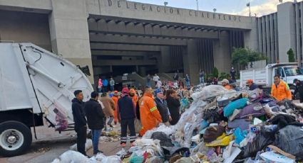 Trabajadores de limpieza protestan en la Cuauhtémoc por falta de pago: colocan montículos de basura en la explanada