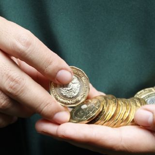 Bolsa y peso caen tras violencia por operativo contra "El Mencho"; sector aéreo, el más afectado