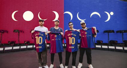 El Barcelona presenta la playera con el logo de la banda Coldplay que usará en el Clásico ante Real Madrid