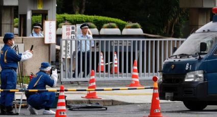 Detienen a hombre por estrellar su auto contra la residencia del primer ministro de Japón