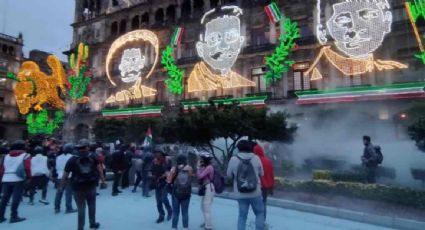 Se registran enfrentamientos entre manifestantes y policías durante la conmemoración de la matanza de Tlatelolco en el Zócalo