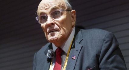 Juez ordena a Rudolph Giuliani entregar bienes valorados en millones a trabajadoras electorales que difamó