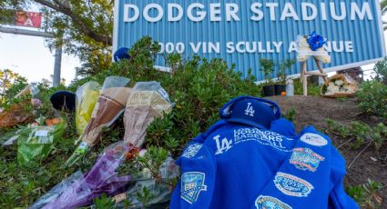 Aficionados llevan ofrendas para Fernando Valenzuela a Dodger Stadium, que se ilumina en honor al mexicano tras su muerte