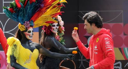 El piloto español Carlos Sainz se avienta un ‘palomazo’ y canta ‘El Rey’ acompañado por mariachi