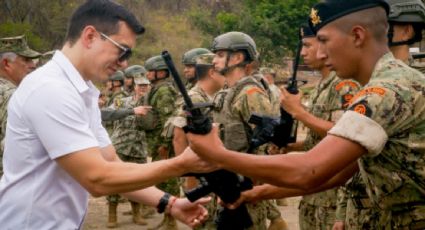 Militares de Ecuador comienzan a equiparse con armas incautadas al crimen organizado