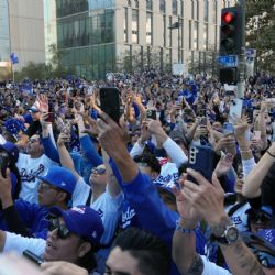 ¡Con dedicatoria al ‘Toro’! Cantan ‘Las Mañanitas’ por cumpleaños de Fernando Valenzuela en desfile de campeones de Dodgers en Los Ángeles