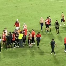 ¡Reprobable! Aficionados invaden la cancha y agreden a sus jugadores para reclamarles por goleada en la liga venezolana