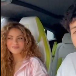 Shakira graba video con Sebastián Yatra en su coche de lujo y promete regalarlo a un fan