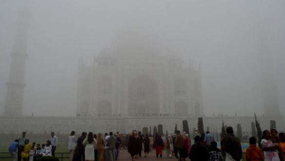 Niebla tóxica oculta al Taj Mahal: imponen medidas más estrictas en India contra la contaminación