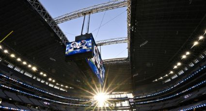 Una pieza del techo del estadio de los Cowboys cae al césped horas antes del juego ante los Texans