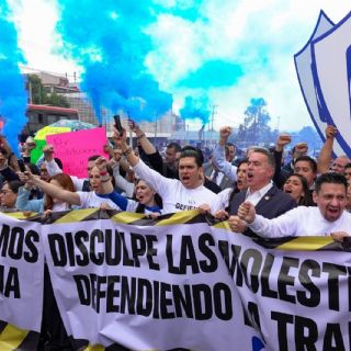 Panistas bloquean Insurgentes Sur en protesta contra la extinción del INAI