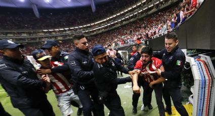 ¡Frustración! Aficionados invaden la cancha tras la eliminación de las Chivas a manos del Atlas