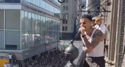 Rauw Alejandro sorprende a sus fans y canta en la Avenida Madero del Centro Histórico de la CDMX