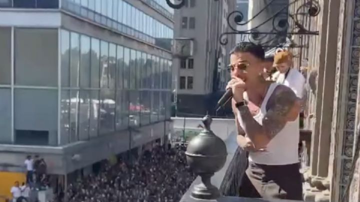 Rauw Alejandro sorprende a sus fans y canta en la Avenida Madero del Centro Histórico de la CDMX