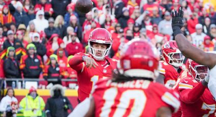 Mahomes impone récord como líder de pases de TD con Chiefs, que aseguran playoffs con triunfo sobre Raiders