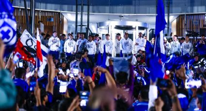 Aficionados del Cruz Azul ofrecen espectacular serenata a su equipo para impulsar la remontada ante los Xolos