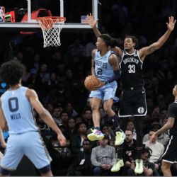 ¡Gira en el aire! Ja Morant, estrella de Grizzlies, desafía la gravedad con espectacular canasta