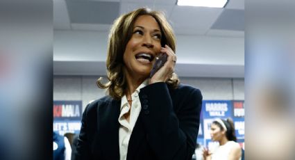 Kamala Harris aparece por sorpresa en la sede demócrata y llama por teléfono a votantes