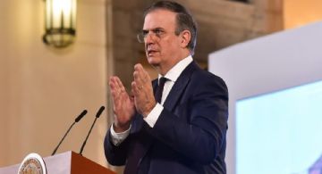 Nueva versión del "no está solo", ahora con Ebrard: cercanos impulsan en redes campaña en su defensa