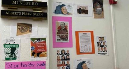 Trabajadores de la Corte protestan con carteles en la oficina del ministro Pérez Dayán por su fallo sobre la reforma judicial