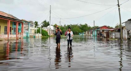 Huracán "Rafael" se degrada a tormenta tropical en el Golfo de México tras dejar graves daños en Cuba