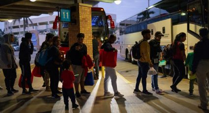 Juez dice que Nueva York no puede usar la "ley antipobres" para impedir la llegada de autobuses con migrantes