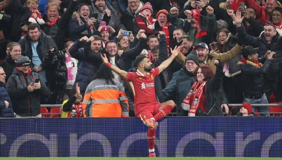 El Liverpool supera al Aston Villa y camina solo en la cima de la Premier League