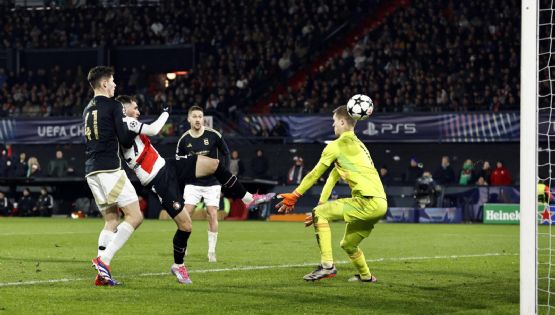 ¡Sigue encendido! El mexicano Santiago Giménez anota en triunfo del Feyenoord en la Champions