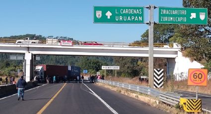 Bloqueo de purépechas en la autopista Siglo XXI deja 2 mil tráileres varados; exigen la aparición de dos jornaleros