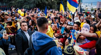 Los aficionados del América hacen un cántico especial durante la serenata al equipo: “¡Queremos a Rotondi!”