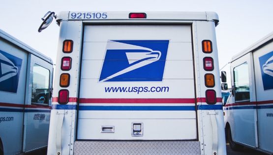 Tras pérdidas millonarias, Trump plantea privatizar el Servicio Postal de EU