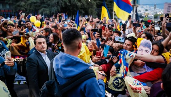 Los aficionados del América hacen un cántico especial durante la serenata al equipo: “¡Queremos a Rotondi!”