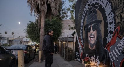 Familiares y amigos dan el último adiós al guitarrista Javier Bátiz en su natal Tijuana